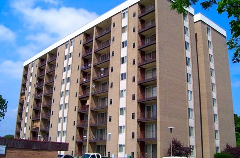 a large apartment building with cars parked in front of it