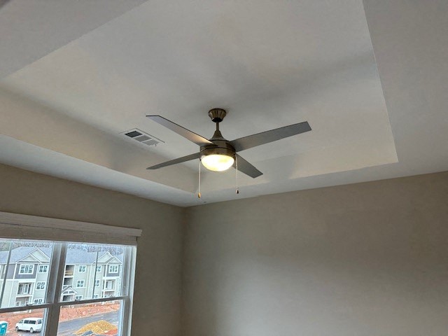 a ceiling fan and a light in a room