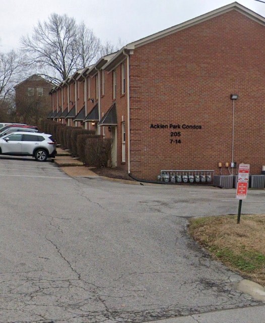 Acklen Park Condos is a 7-14 story brick building.
