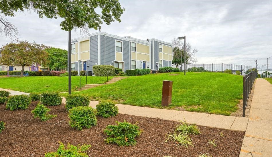 a sidewalk in front of an apartment building