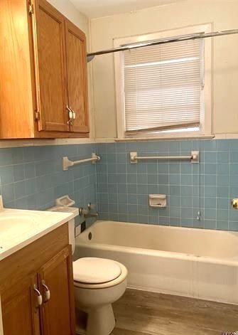 A bathroom with a toilet, sink, and bathtub.