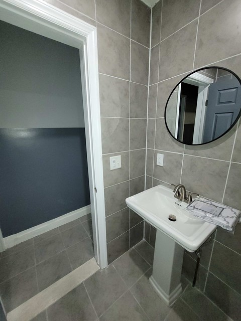 A bathroom with a sink and mirror.
