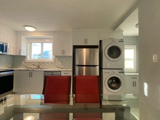 a kitchen with a washing machine and a dishwasher in it