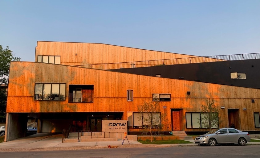A building with a sign that says GROW on it.