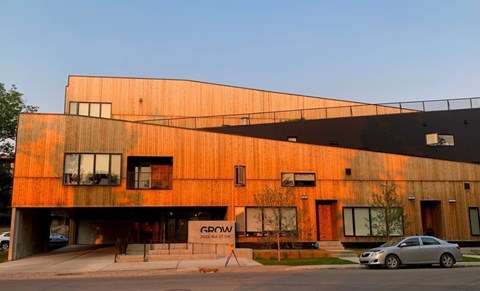 A building with a sign that says GROW on it.