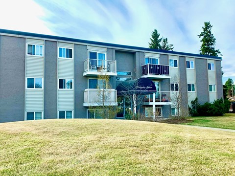 Apartment building with a balcony on the second floor.