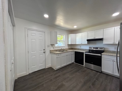 497-A Bay St. 3 Beds Apartment for Rent