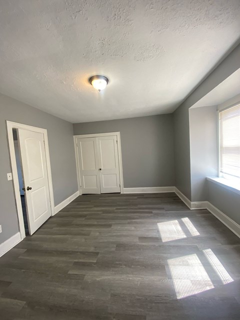A room with a grey floor and a white ceiling.