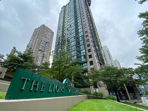 The lions hotel sign in front of a tall building.