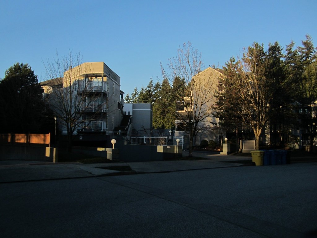 A building with a parking lot in front of it.