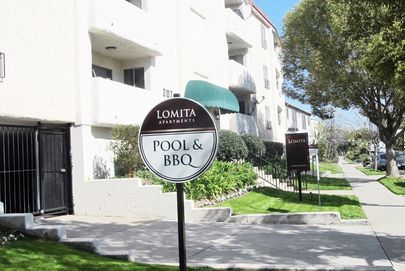 a street sign in front of an apartment building