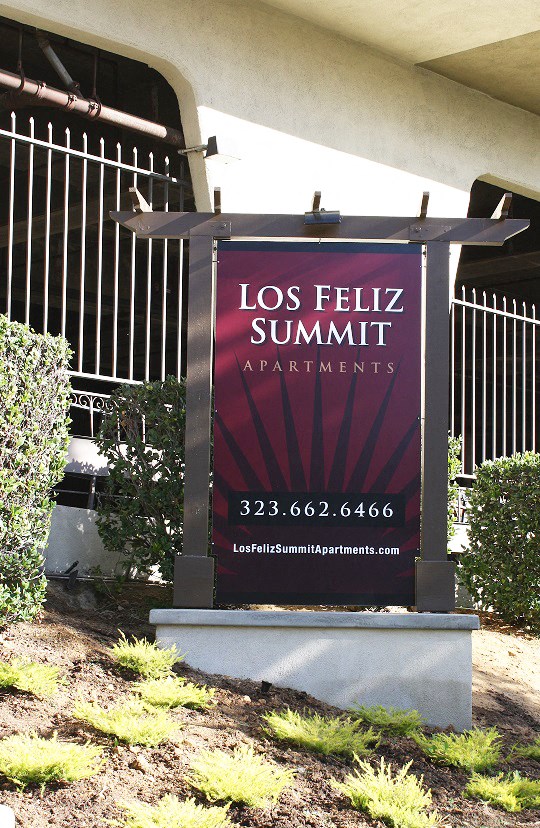 a sign for the summit apartment building