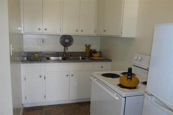 1-bedroom apartment at Oak Knoll Apartments in Pasadena, CA