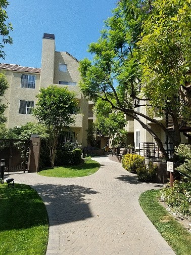 a sidewalk in front of an apartment building
