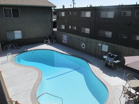 a swimming pool in the backyard of a building