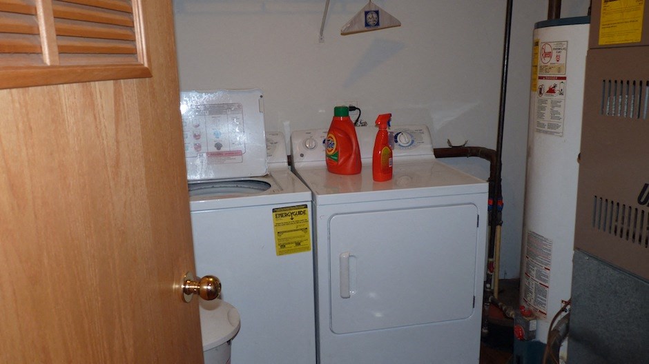 the laundry room is equipped with a washer and dryer