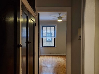 931 W Oakdale Ave Studio-2 Beds Apartment for Rent Photo Gallery 1