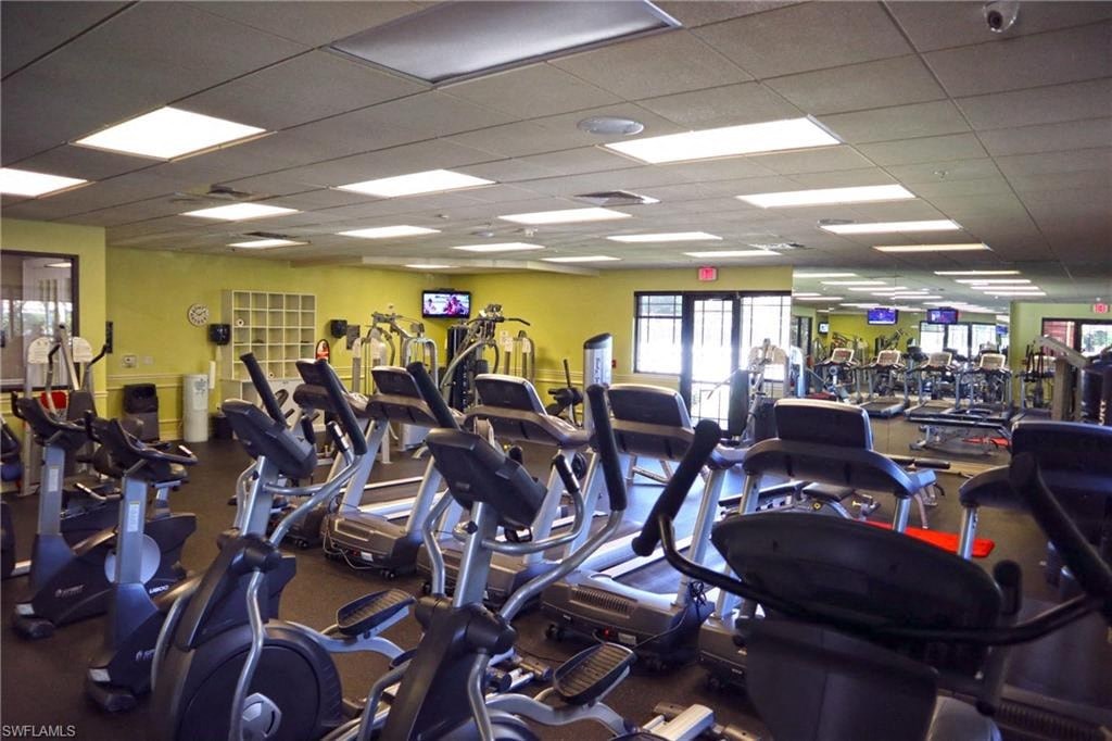 a gym with a lot of exercise bikes