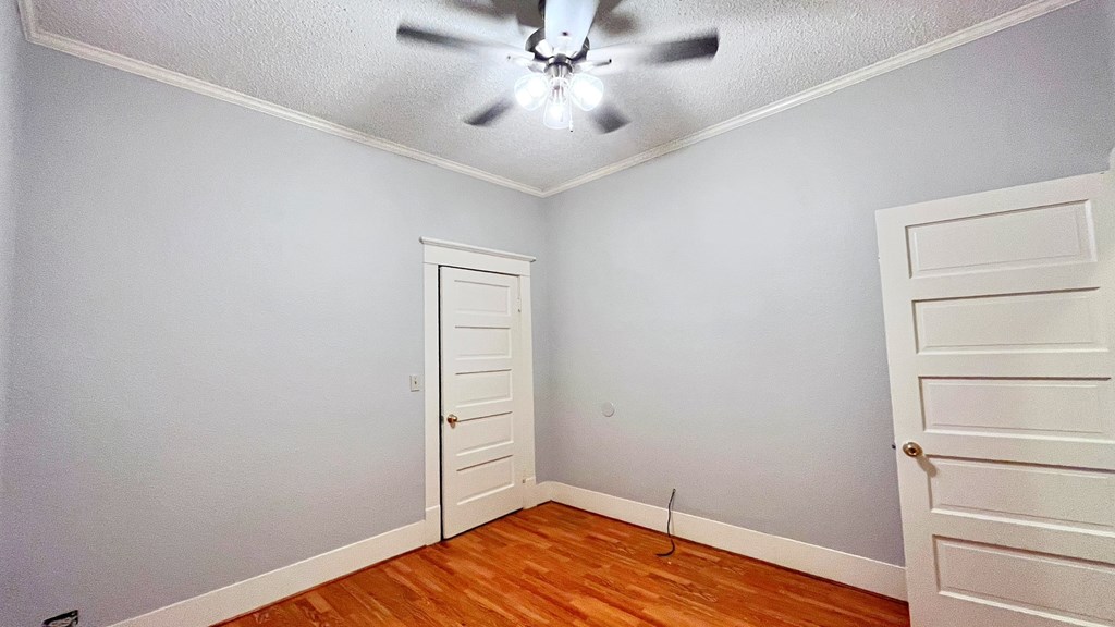 the bedroom has a closet and a ceiling fan