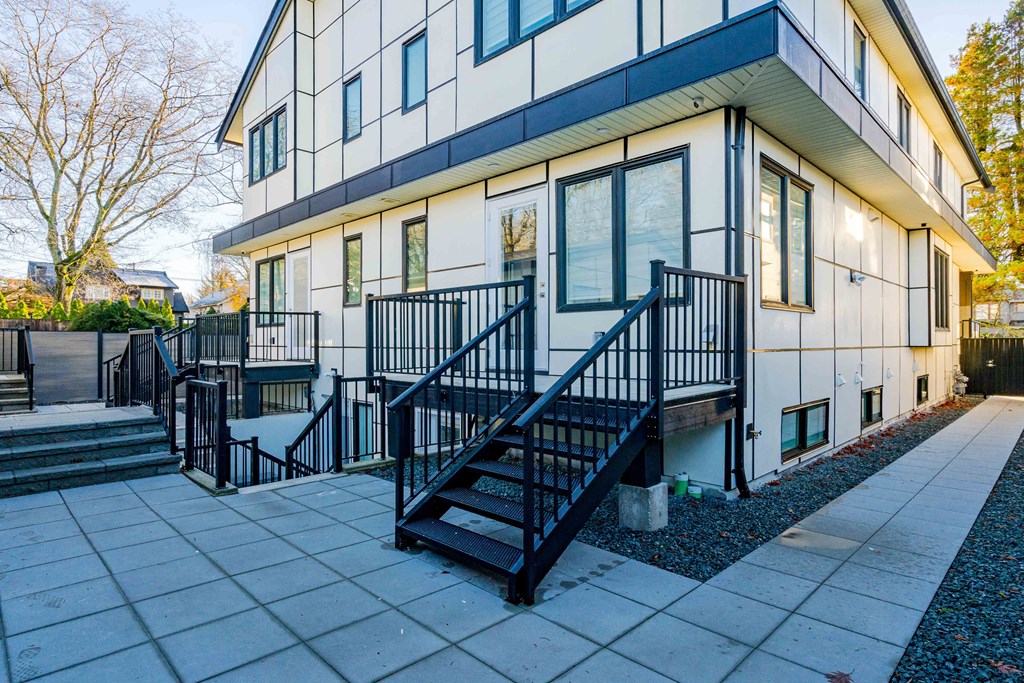 the building in which the apartment is located