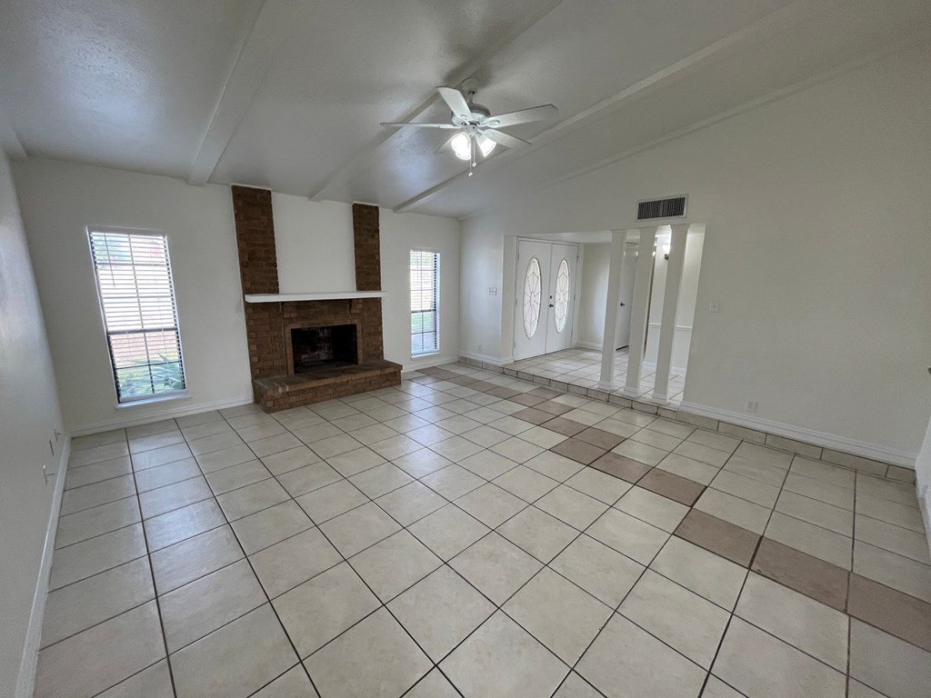1810 Red Oak Ln 3 Beds House for Rent - Photo Gallery 24