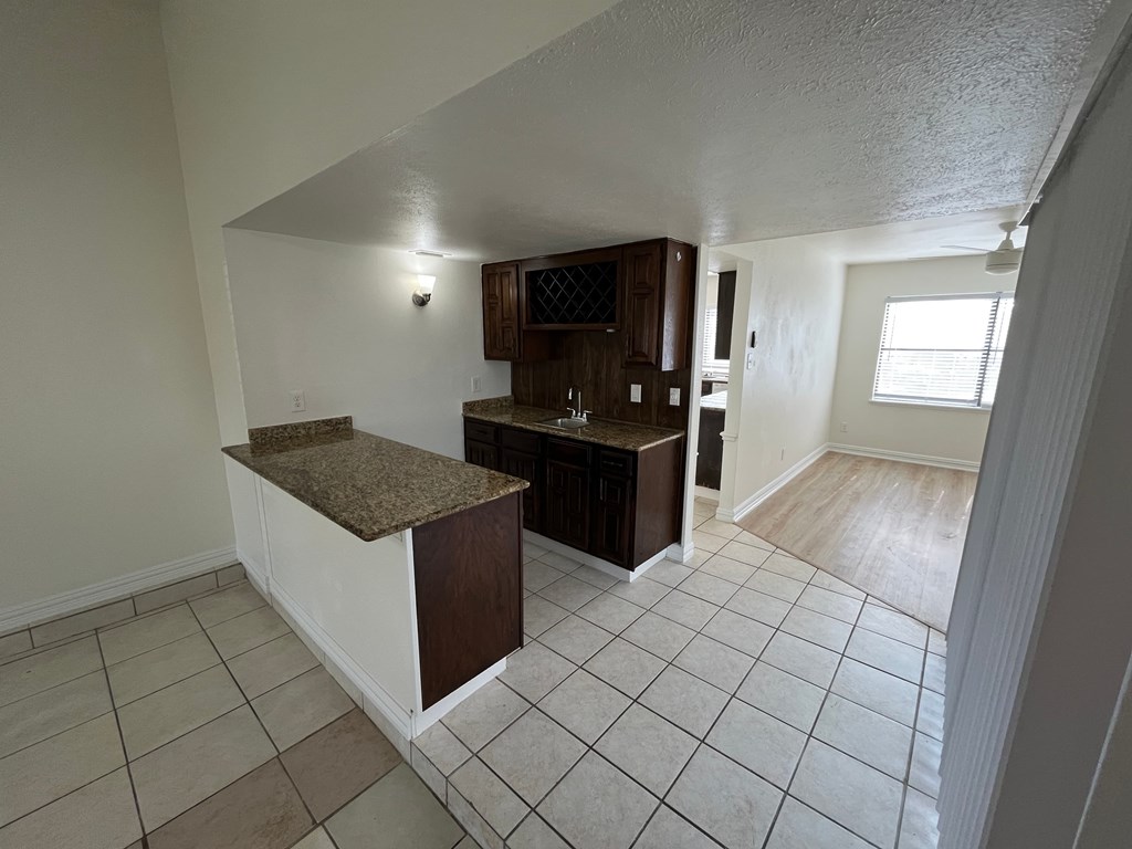 1810 Red Oak Ln 3 Beds House for Rent - Photo Gallery 17