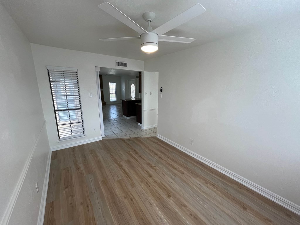 1810 Red Oak Ln 3 Beds House for Rent - Photo Gallery 14