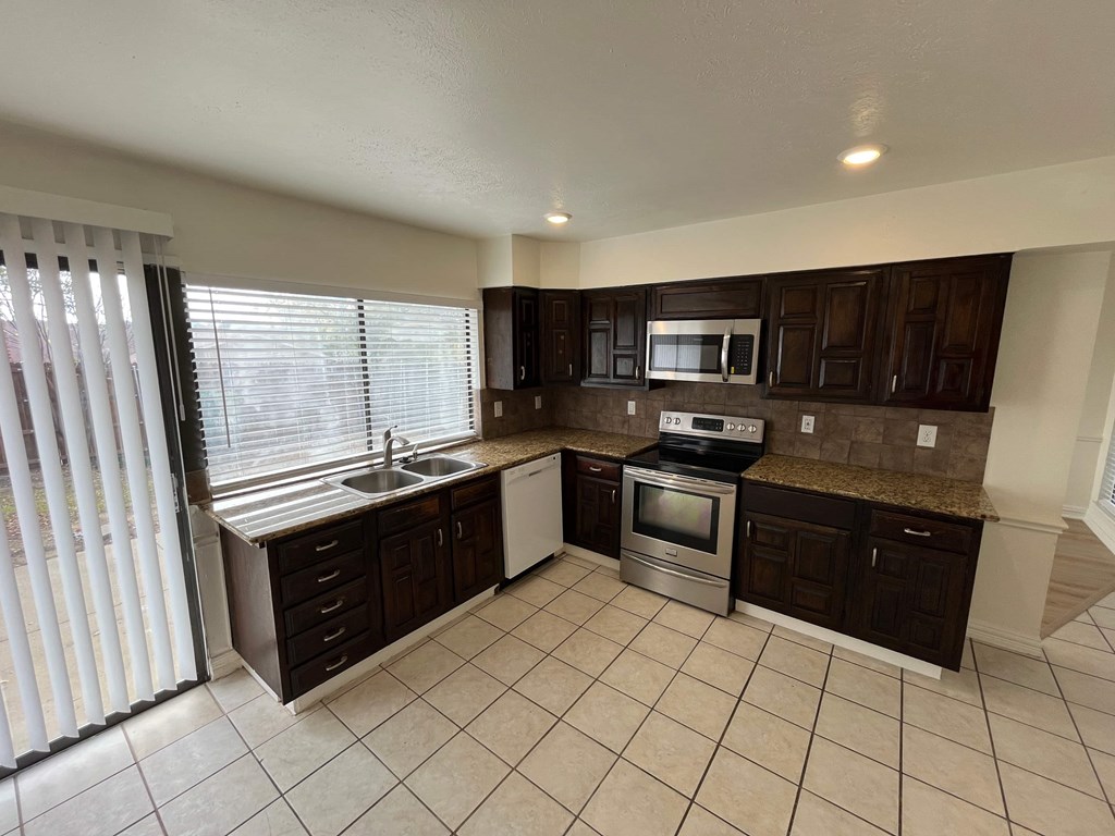 1810 Red Oak Ln 3 Beds House for Rent - Photo Gallery 15