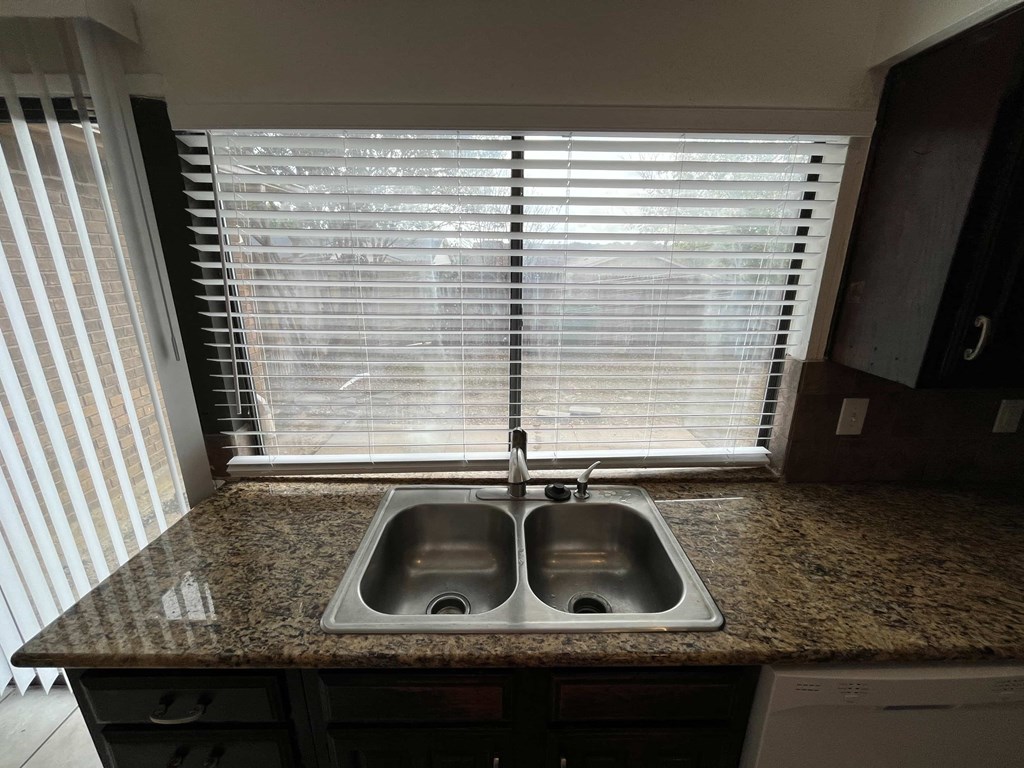 1810 Red Oak Ln 3 Beds House for Rent - Photo Gallery 12