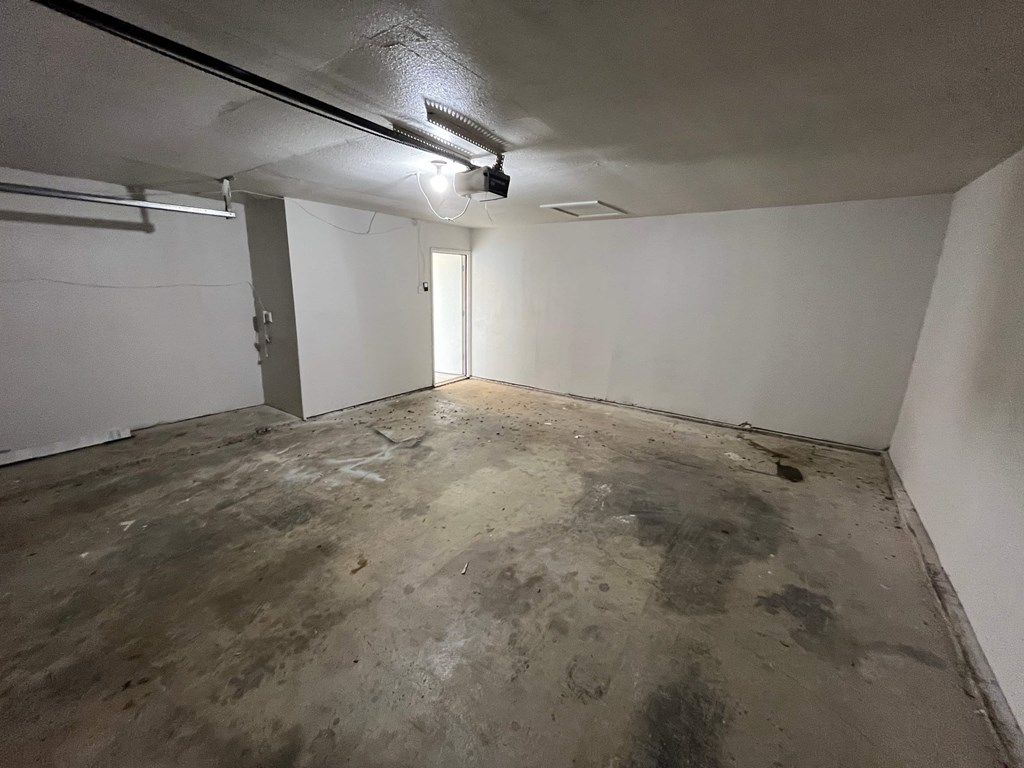 1810 Red Oak Ln 3 Beds House for Rent - Photo Gallery 6