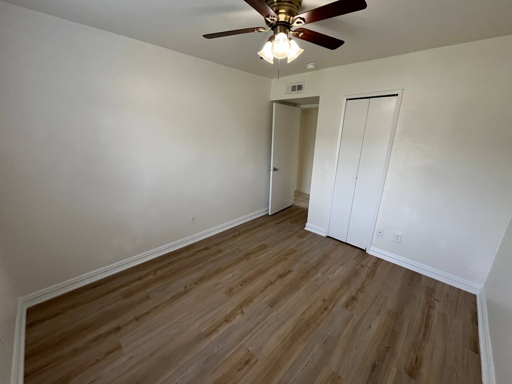 1810 Red Oak Ln 3 Beds House for Rent - Photo Gallery 4