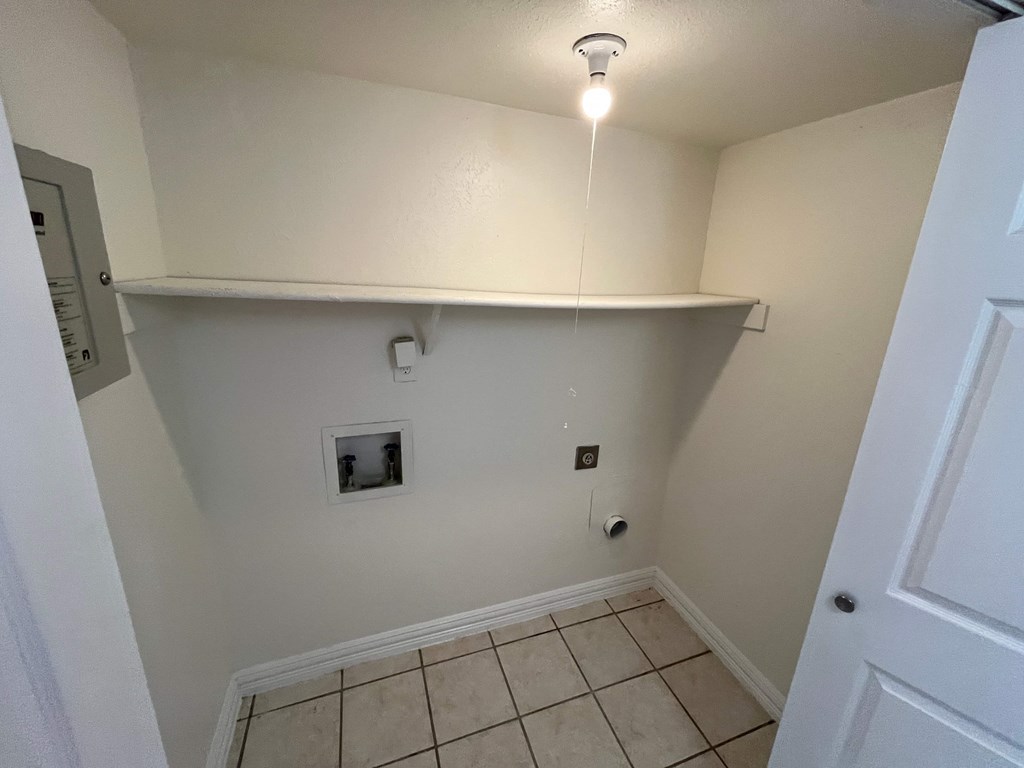 1810 Red Oak Ln 3 Beds House for Rent - Photo Gallery 10