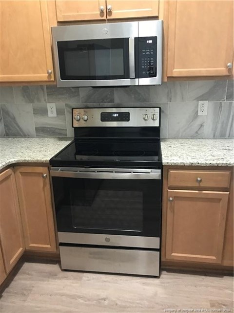 A stainless steel oven with a microwave above it.