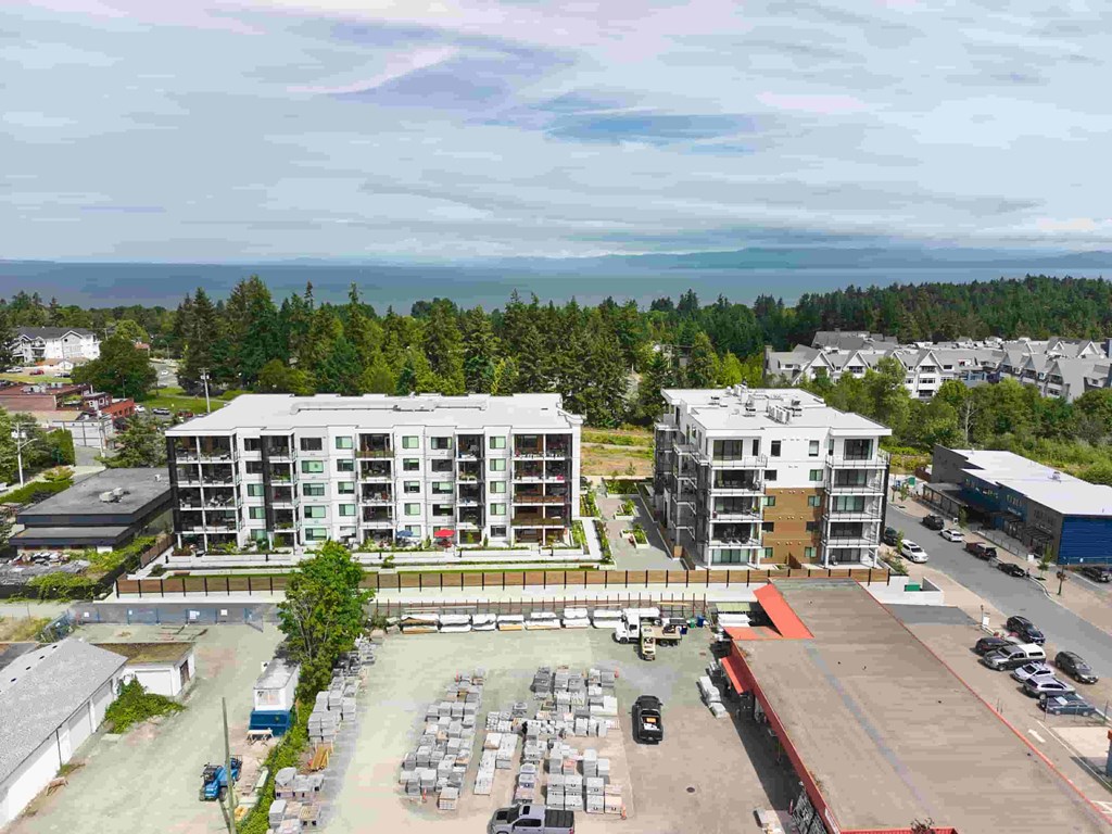 A parking lot with cars and a building in the background.