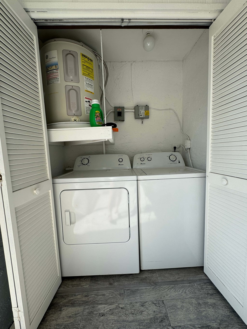a laundry room with two washes and a dryer in it