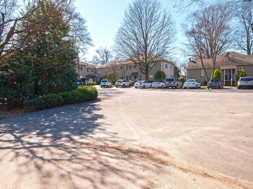 a city street with cars parked in front of houses