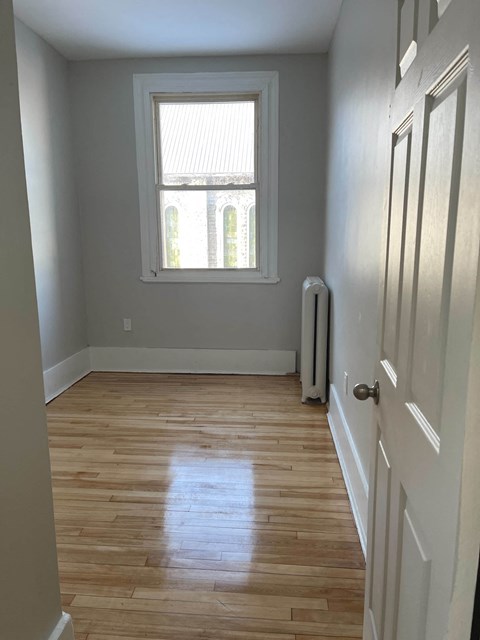 4.5 Russell St. E Studio-2 Beds Apartment for Rent - Photo Gallery 9