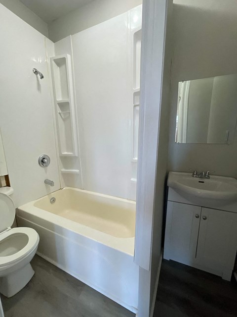 4.5 Russell St. E Studio-2 Beds Apartment for Rent - Photo Gallery 8