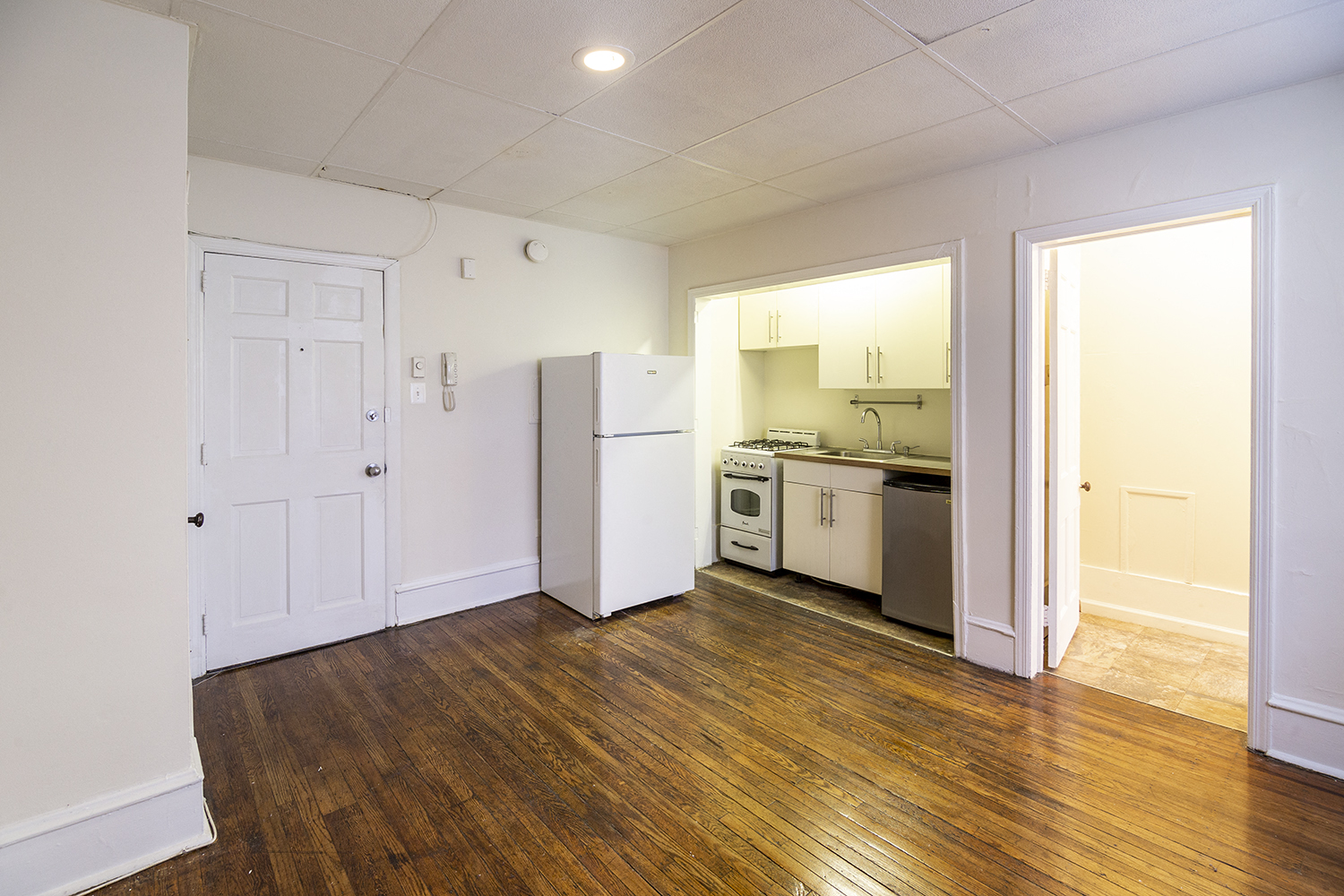 Unit 3M studio for Aug move in  $1195