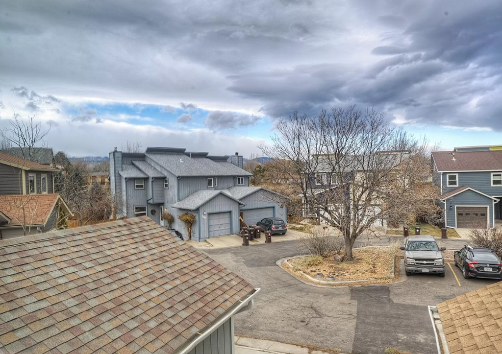 a view of a neighborhood with houses and a cloudy sky