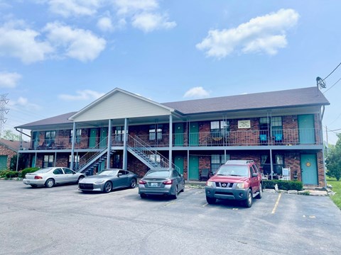 the front of a motel with cars parked in front of it