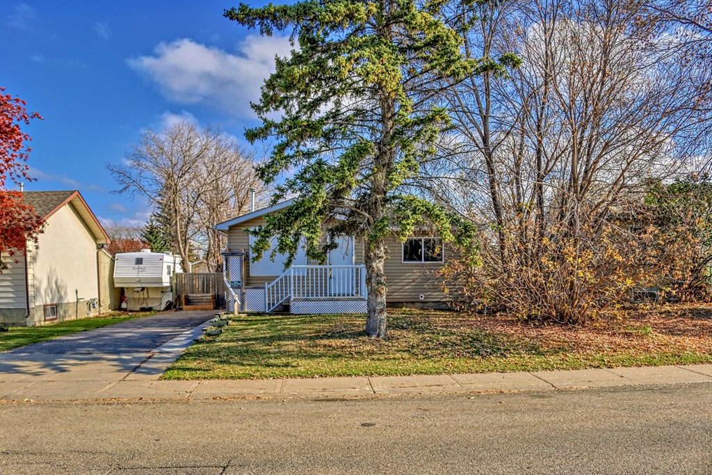 a small house on the side of a street