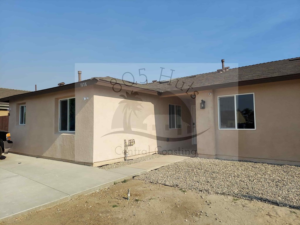 A house with the number 05 on the roof.