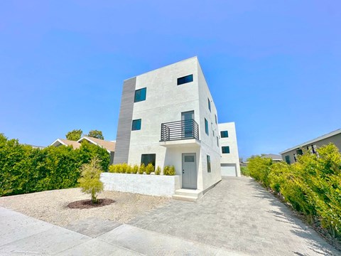a white house with a courtyard in front of it