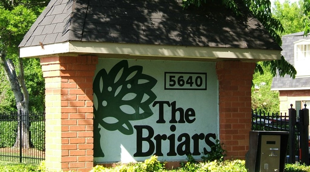 a sign for the birds on the side of a building