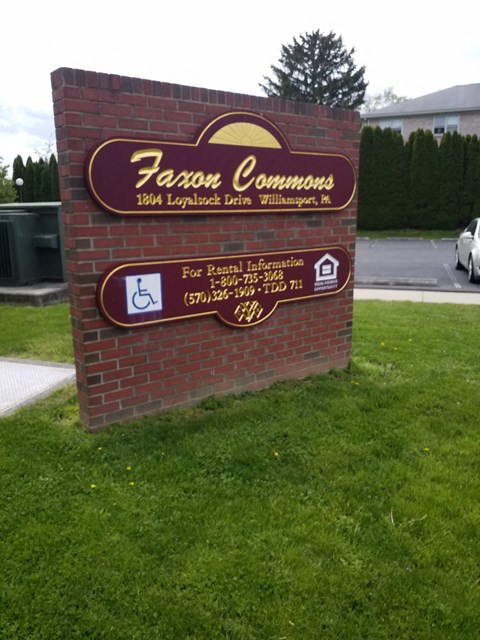 the sign in front of the leasing office for theea communities is shown