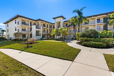 an exterior view of the apartments at the club at reunion apartments in reunion tx