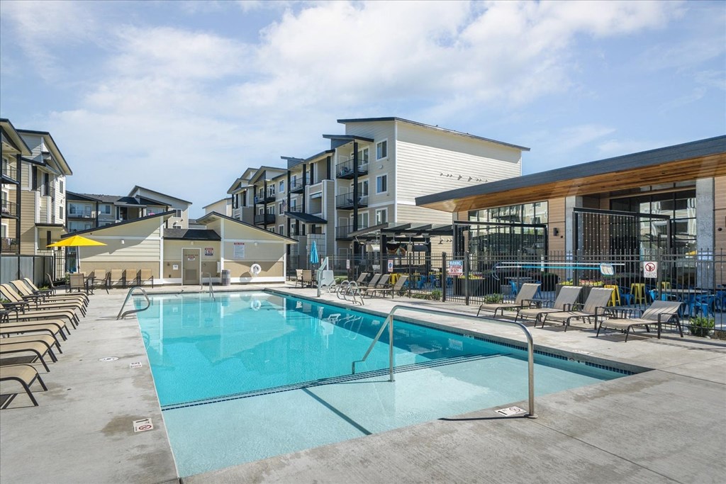 the swimming pool at the preserve at polk city apartments
