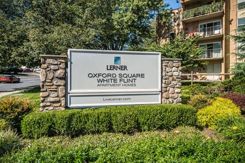 Welcome sign at Oxford Square