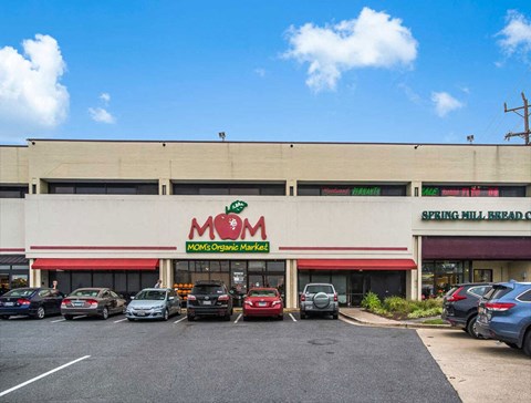 the front of a supermarket with cars parked in the parking lot